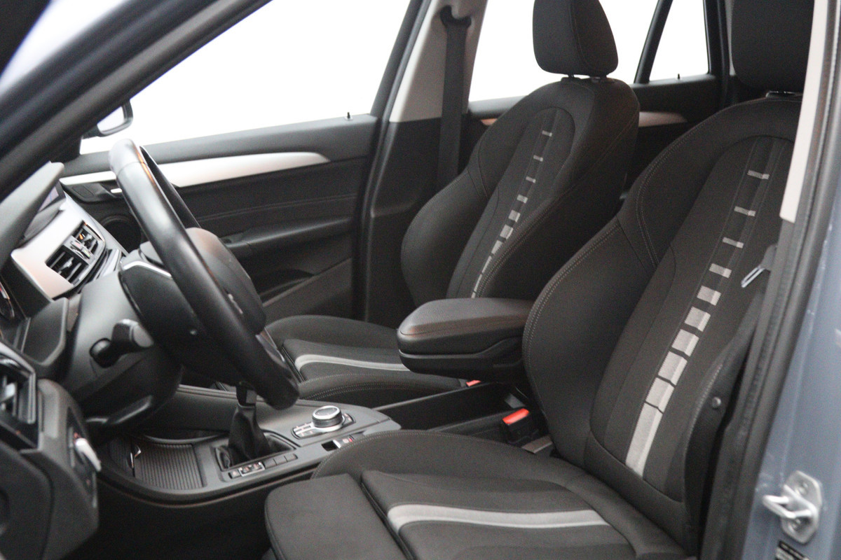 BMW X1 sDrive18i High 140 PK Executive Edition, Trekhaak, Head-Up Display, Stoelverwarming, Sportstoelen