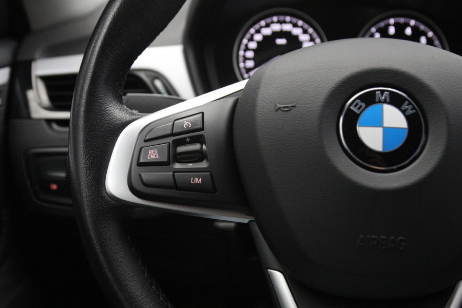 BMW X1 sDrive18i High 140 PK Executive Edition, Trekhaak, Head-Up Display, Stoelverwarming, Sportstoelen