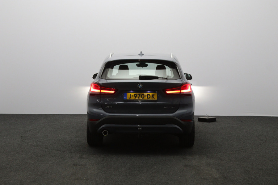 BMW X1 sDrive18i High 140 PK Executive Edition, Trekhaak, Head-Up Display, Stoelverwarming, Sportstoelen