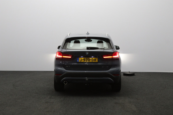BMW X1 sDrive18i High 140 PK Executive Edition, Trekhaak, Head-Up Display, Stoelverwarming, Sportstoelen