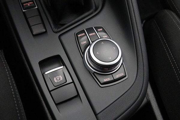 BMW X1 sDrive18i High 140 PK Executive Edition, Trekhaak, Head-Up Display, Stoelverwarming, Sportstoelen