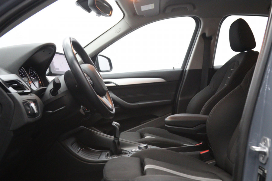 BMW X1 sDrive18i High 140 PK Executive Edition, Trekhaak, Head-Up Display, Stoelverwarming, Sportstoelen