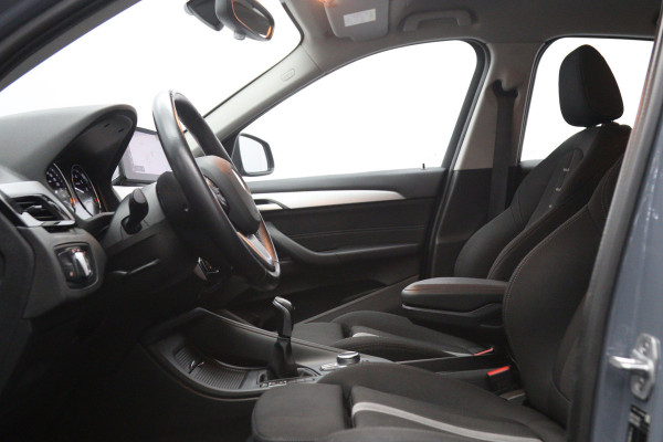 BMW X1 sDrive18i High 140 PK Executive Edition, Trekhaak, Head-Up Display, Stoelverwarming, Sportstoelen