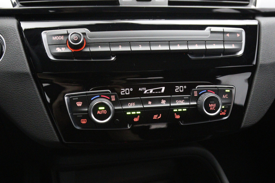 BMW X1 sDrive18i High 140 PK Executive Edition, Trekhaak, Head-Up Display, Stoelverwarming, Sportstoelen