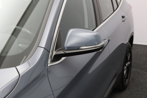 BMW X1 sDrive18i High 140 PK Executive Edition, Trekhaak, Head-Up Display, Stoelverwarming, Sportstoelen