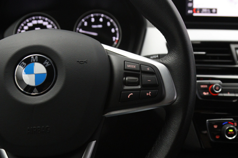 BMW X1 sDrive18i High 140 PK Executive Edition, Trekhaak, Head-Up Display, Stoelverwarming, Sportstoelen