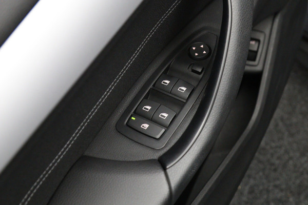BMW X1 sDrive18i High 140 PK Executive Edition, Trekhaak, Head-Up Display, Stoelverwarming, Sportstoelen