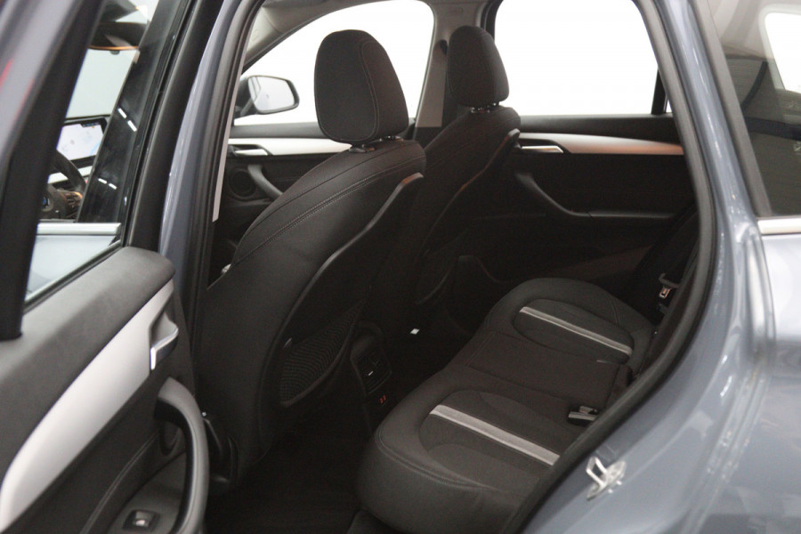 BMW X1 sDrive18i High 140 PK Executive Edition, Trekhaak, Head-Up Display, Stoelverwarming, Sportstoelen