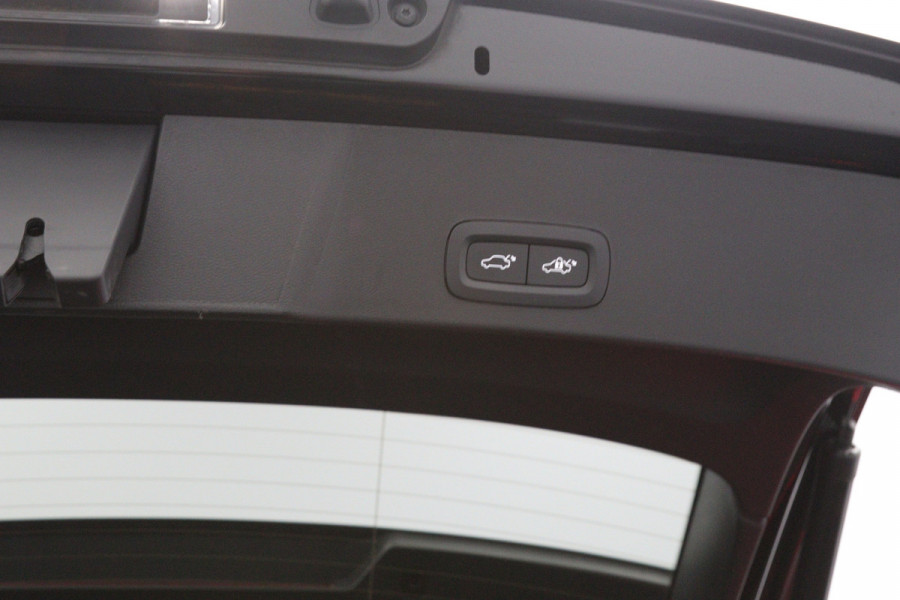 Volvo XC40 2.0 B3 164 PK Plus Dark, Harman/Kardon, Leder, Trekhaak, Memory, Camera
