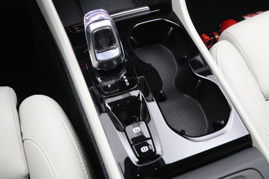Volvo XC40 2.0 B3 164 PK Plus Dark, Harman/Kardon, Leder, Trekhaak, Memory, Camera