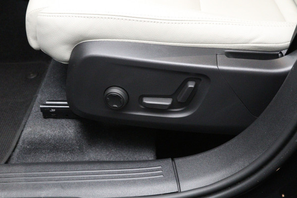 Volvo XC40 2.0 B3 164 PK Plus Dark, Harman/Kardon, Leder, Trekhaak, Memory, Camera