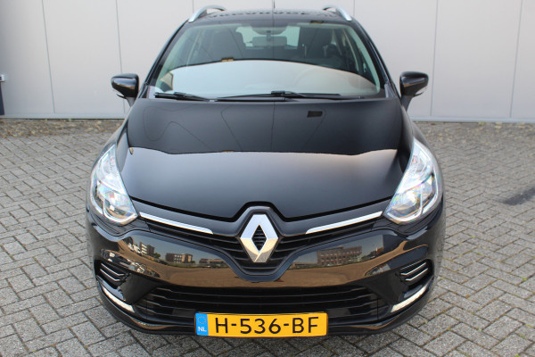 Renault Clio Estate 0.9-90pk TCe Zen. Nette en praktische Renault Clio Estate voor nog jaren comfortabel rijplezier. Airco, cruise control, navigatie, telefoonvoorb., trekhaak, elektr. ramen, centr. vergr. etc.