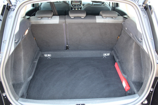 Renault Clio Estate 0.9-90pk TCe Zen. Nette en praktische Renault Clio Estate voor nog jaren comfortabel rijplezier. Airco, cruise control, navigatie, telefoonvoorb., trekhaak, elektr. ramen, centr. vergr. etc.