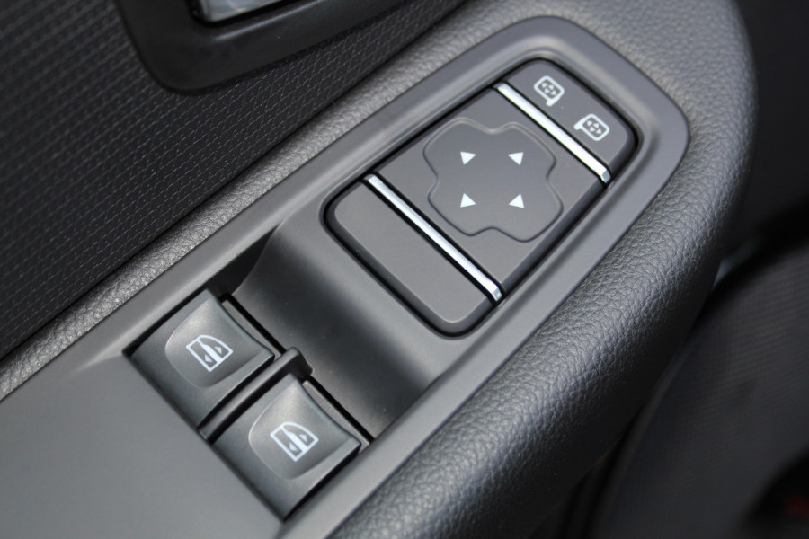 Renault Clio Estate 0.9-90pk TCe Zen. Nette en praktische Renault Clio Estate voor nog jaren comfortabel rijplezier. Airco, cruise control, navigatie, telefoonvoorb., trekhaak, elektr. ramen, centr. vergr. etc.