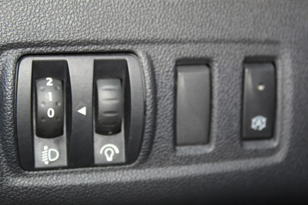 Renault Clio Estate 0.9-90pk TCe Zen. Nette en praktische Renault Clio Estate voor nog jaren comfortabel rijplezier. Airco, cruise control, navigatie, telefoonvoorb., trekhaak, elektr. ramen, centr. vergr. etc.