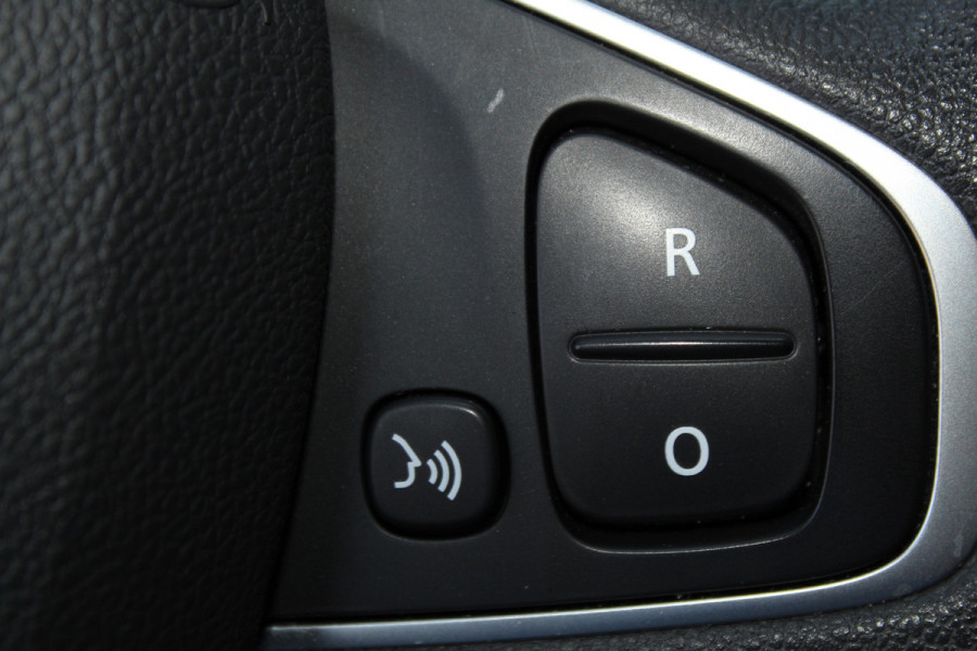 Renault Clio Estate 0.9-90pk TCe Zen. Nette en praktische Renault Clio Estate voor nog jaren comfortabel rijplezier. Airco, cruise control, navigatie, telefoonvoorb., trekhaak, elektr. ramen, centr. vergr. etc.