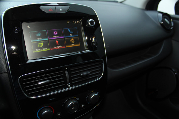 Renault Clio Estate 0.9-90pk TCe Zen. Nette en praktische Renault Clio Estate voor nog jaren comfortabel rijplezier. Airco, cruise control, navigatie, telefoonvoorb., trekhaak, elektr. ramen, centr. vergr. etc.