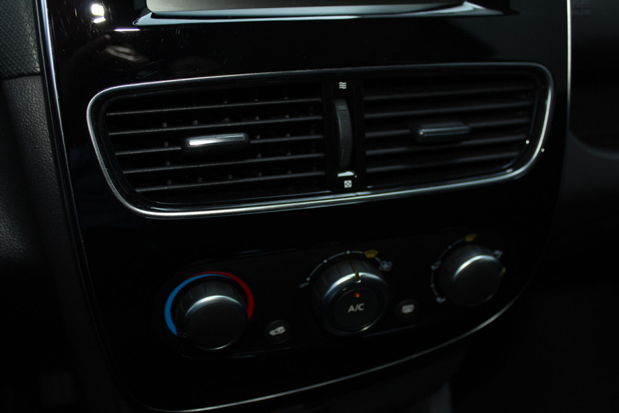 Renault Clio Estate 0.9-90pk TCe Zen. Nette en praktische Renault Clio Estate voor nog jaren comfortabel rijplezier. Airco, cruise control, navigatie, telefoonvoorb., trekhaak, elektr. ramen, centr. vergr. etc.