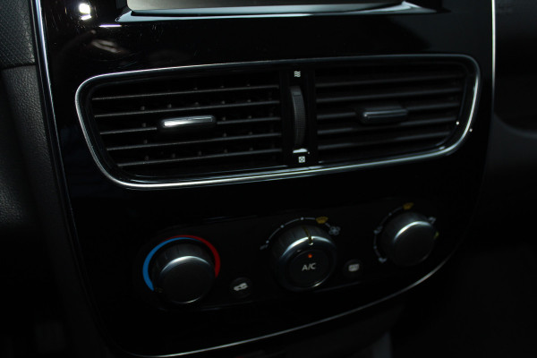 Renault Clio Estate 0.9-90pk TCe Zen. Nette en praktische Renault Clio Estate voor nog jaren comfortabel rijplezier. Airco, cruise control, navigatie, telefoonvoorb., trekhaak, elektr. ramen, centr. vergr. etc.