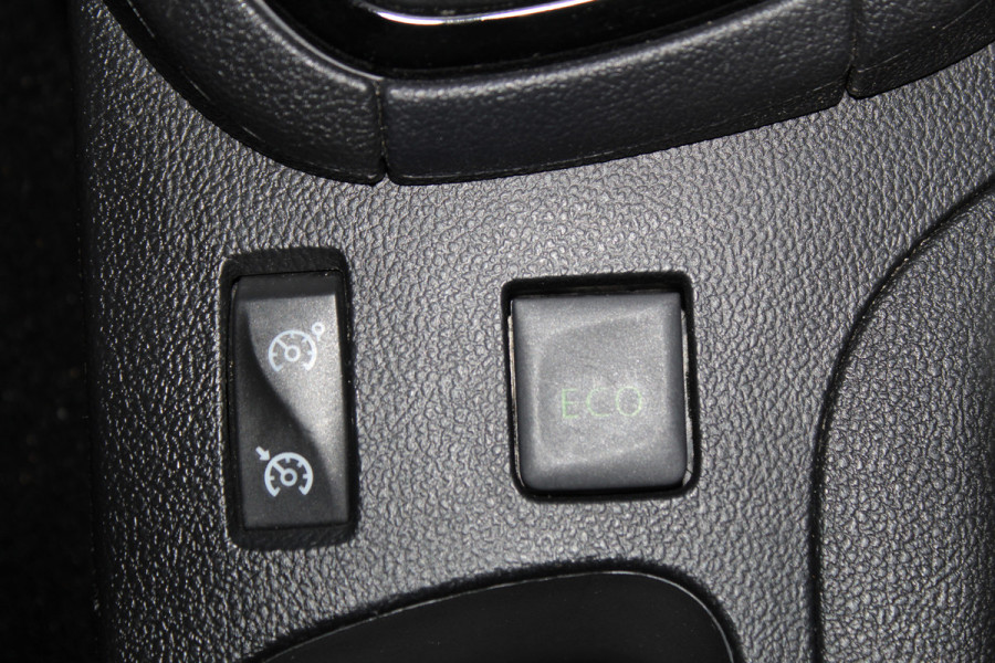 Renault Clio Estate 0.9-90pk TCe Zen. Nette en praktische Renault Clio Estate voor nog jaren comfortabel rijplezier. Airco, cruise control, navigatie, telefoonvoorb., trekhaak, elektr. ramen, centr. vergr. etc.