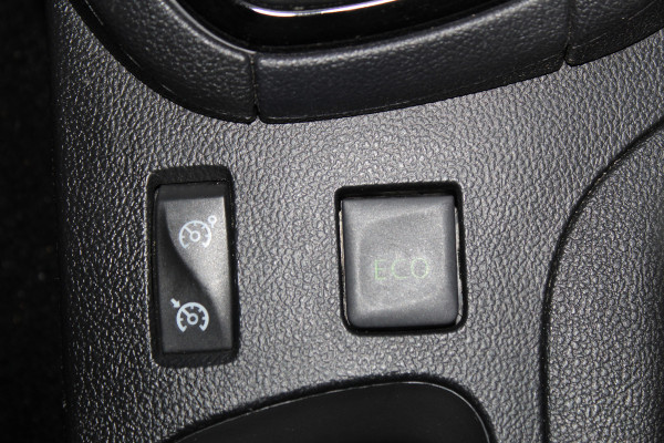 Renault Clio Estate 0.9-90pk TCe Zen. Nette en praktische Renault Clio Estate voor nog jaren comfortabel rijplezier. Airco, cruise control, navigatie, telefoonvoorb., trekhaak, elektr. ramen, centr. vergr. etc.