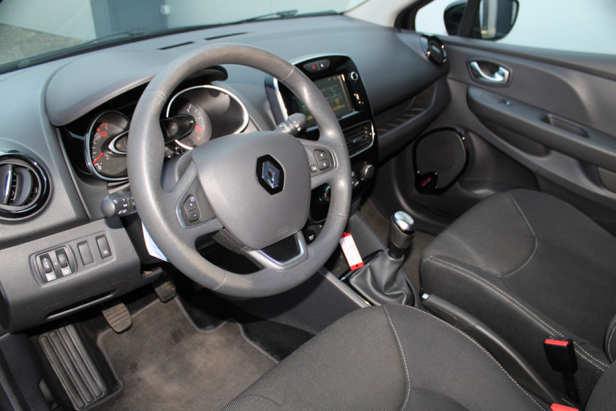 Renault Clio Estate 0.9-90pk TCe Zen. Nette en praktische Renault Clio Estate voor nog jaren comfortabel rijplezier. Airco, cruise control, navigatie, telefoonvoorb., trekhaak, elektr. ramen, centr. vergr. etc.