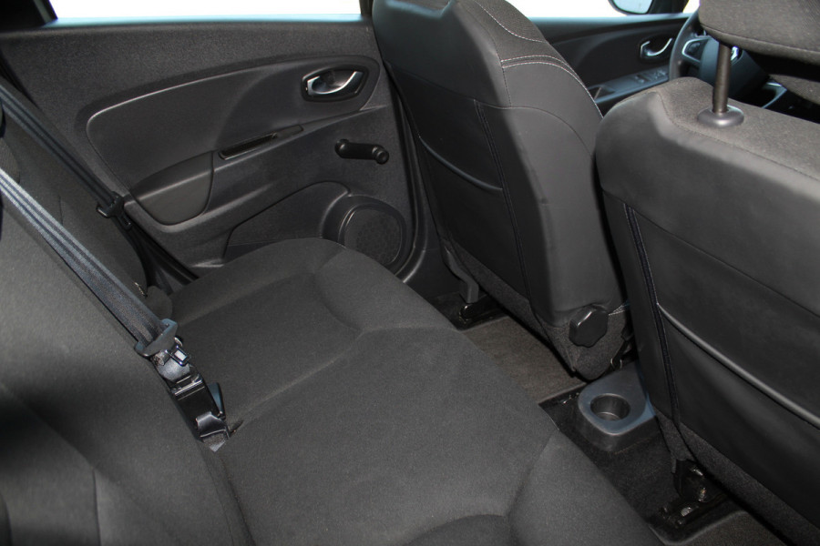 Renault Clio Estate 0.9-90pk TCe Zen. Nette en praktische Renault Clio Estate voor nog jaren comfortabel rijplezier. Airco, cruise control, navigatie, telefoonvoorb., trekhaak, elektr. ramen, centr. vergr. etc.
