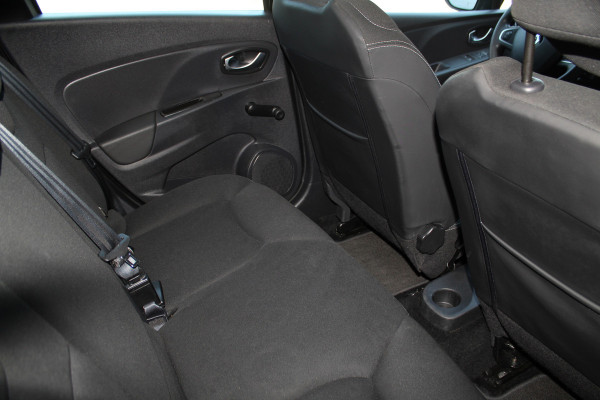 Renault Clio Estate 0.9-90pk TCe Zen. Nette en praktische Renault Clio Estate voor nog jaren comfortabel rijplezier. Airco, cruise control, navigatie, telefoonvoorb., trekhaak, elektr. ramen, centr. vergr. etc.