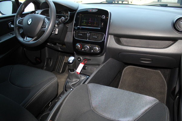 Renault Clio Estate 0.9-90pk TCe Zen. Nette en praktische Renault Clio Estate voor nog jaren comfortabel rijplezier. Airco, cruise control, navigatie, telefoonvoorb., trekhaak, elektr. ramen, centr. vergr. etc.
