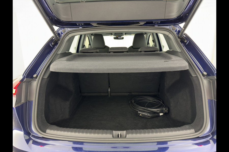 Audi Q4 e-tron 40 Launch Edition Advanced 77 kWh [ 3-Fase-11kW ] {SoH-93%} (INCL-BTW) Aut. *NAVI-FULLMAP | MATRIX-LED | KEYLESS | CAMERA | AUDI-SOUND |  DIGI-COCKPIT | DAB | AMBIENTLIGHT | HEATED-SPORTSEATS | PRIVACY-GLASS | CRUISE | 19''ALU*