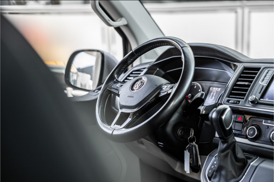 Volkswagen Transporter 2.0 TDI L2H1 DC Highline | Schuifdak | ACC | Bi-Xenon | Camera | Stoelverwarming | Navigatie | Alcantara bekleding | Trekhaak | L+R Schuifdeur | 20'' Sport velgen | Orig. NL Auto | NAP Logisch | Nieuwe APK