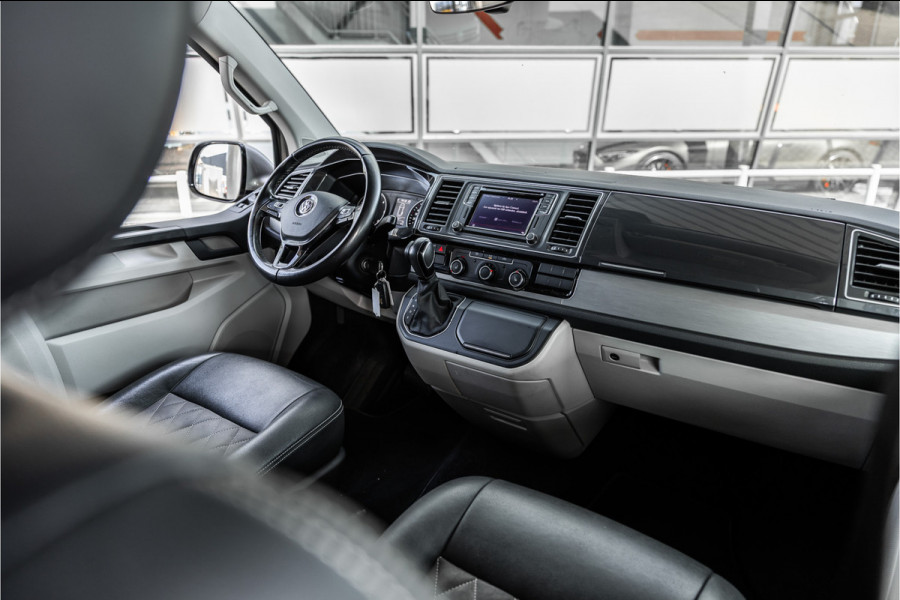 Volkswagen Transporter 2.0 TDI L2H1 DC Highline | Schuifdak | ACC | Bi-Xenon | Camera | Stoelverwarming | Navigatie | Alcantara bekleding | Trekhaak | L+R Schuifdeur | 20'' Sport velgen | Orig. NL Auto | NAP Logisch | Nieuwe APK