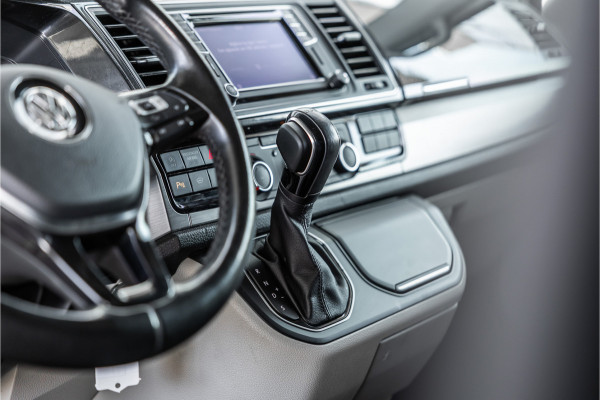 Volkswagen Transporter 2.0 TDI L2H1 DC Highline | Schuifdak | ACC | Bi-Xenon | Camera | Stoelverwarming | Navigatie | Alcantara bekleding | Trekhaak | L+R Schuifdeur | 20'' Sport velgen | Orig. NL Auto | NAP Logisch | Nieuwe APK