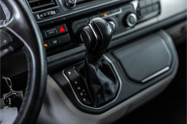 Volkswagen Transporter 2.0 TDI L2H1 DC Highline | Schuifdak | ACC | Bi-Xenon | Camera | Stoelverwarming | Navigatie | Alcantara bekleding | Trekhaak | L+R Schuifdeur | 20'' Sport velgen | Orig. NL Auto | NAP Logisch | Nieuwe APK