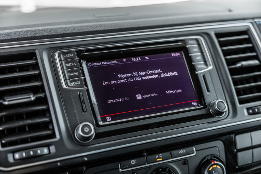 Volkswagen Transporter 2.0 TDI L2H1 DC Highline | Schuifdak | ACC | Bi-Xenon | Camera | Stoelverwarming | Navigatie | Alcantara bekleding | Trekhaak | L+R Schuifdeur | 20'' Sport velgen | Orig. NL Auto | NAP Logisch | Nieuwe APK