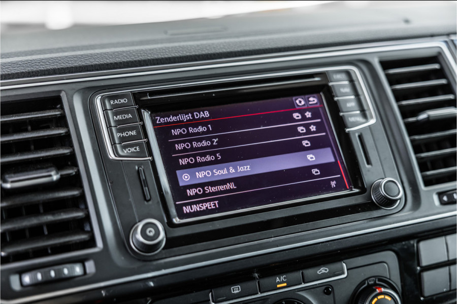 Volkswagen Transporter 2.0 TDI L2H1 DC Highline | Schuifdak | ACC | Bi-Xenon | Camera | Stoelverwarming | Navigatie | Alcantara bekleding | Trekhaak | L+R Schuifdeur | 20'' Sport velgen | Orig. NL Auto | NAP Logisch | Nieuwe APK