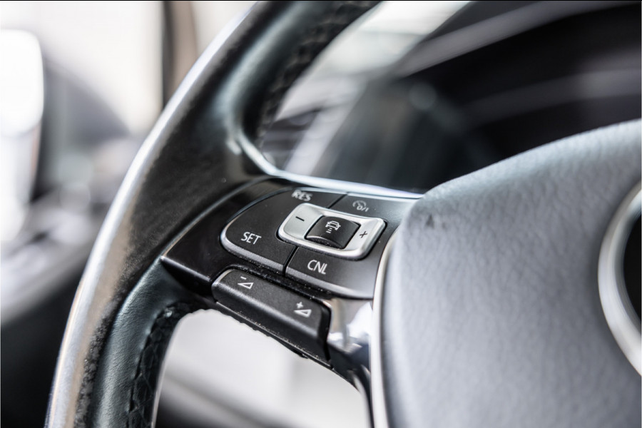 Volkswagen Transporter 2.0 TDI L2H1 DC Highline | Schuifdak | ACC | Bi-Xenon | Camera | Stoelverwarming | Navigatie | Alcantara bekleding | Trekhaak | L+R Schuifdeur | 20'' Sport velgen | Orig. NL Auto | NAP Logisch | Nieuwe APK