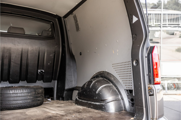 Volkswagen Transporter 2.0 TDI L2H1 DC Highline | Schuifdak | ACC | Bi-Xenon | Camera | Stoelverwarming | Navigatie | Alcantara bekleding | Trekhaak | L+R Schuifdeur | 20'' Sport velgen | Orig. NL Auto | NAP Logisch | Nieuwe APK