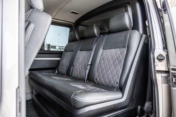 Volkswagen Transporter 2.0 TDI L2H1 DC Highline | Schuifdak | ACC | Bi-Xenon | Camera | Stoelverwarming | Navigatie | Alcantara bekleding | Trekhaak | L+R Schuifdeur | 20'' Sport velgen | Orig. NL Auto | NAP Logisch | Nieuwe APK