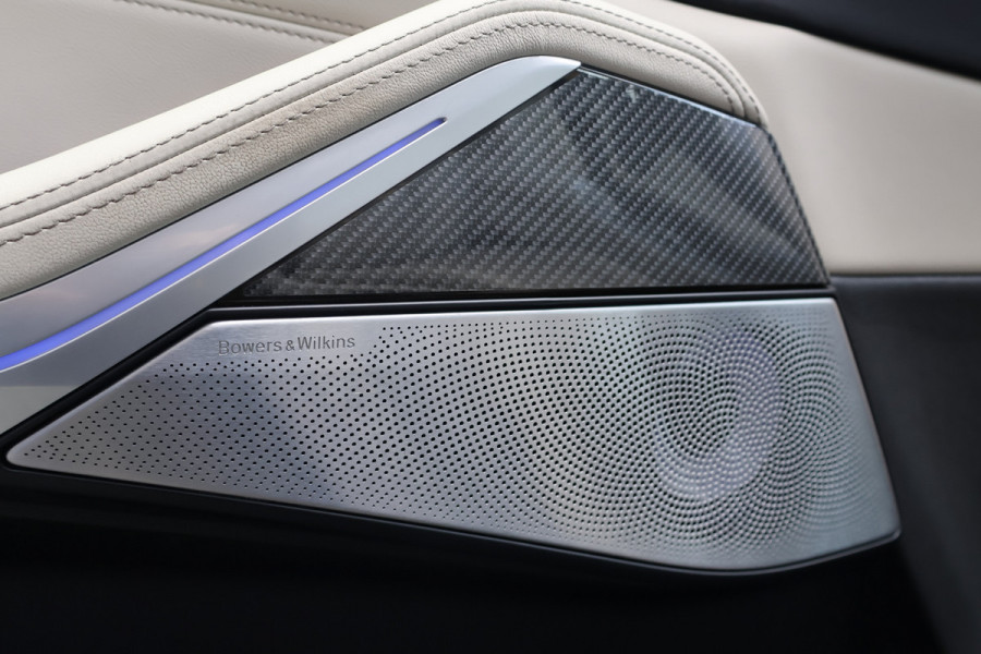 BMW X5 xDrive50e Launch Edition SKYLOUNGE | MASSAGE | STOELVERKOELING & VERWARMING | BOWERS & WILKINS | SFEERVERLICHTING | 360 CAMERA | CARPLAY | CARBON INTERIEUR | STUURVERWARMING |