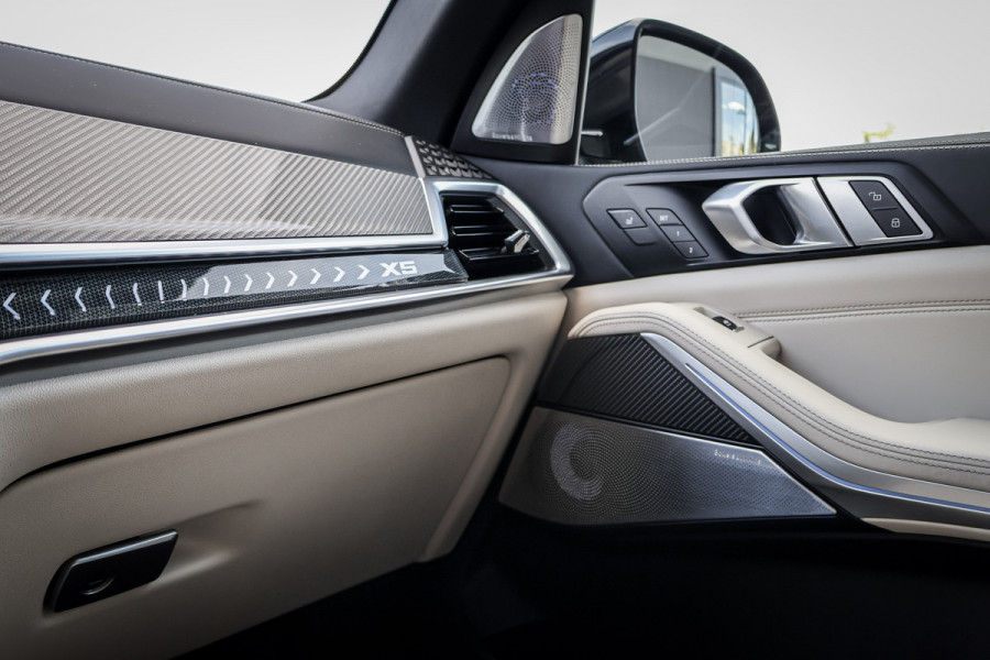 BMW X5 xDrive50e Launch Edition SKYLOUNGE | MASSAGE | STOELVERKOELING & VERWARMING | BOWERS & WILKINS | SFEERVERLICHTING | 360 CAMERA | CARPLAY | CARBON INTERIEUR | STUURVERWARMING |