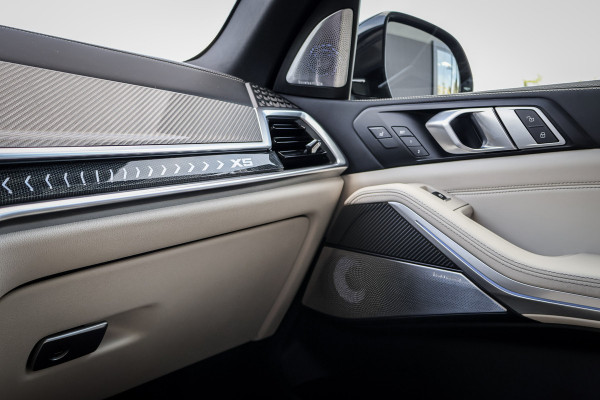 BMW X5 xDrive50e Launch Edition SKYLOUNGE | MASSAGE | STOELVERKOELING & VERWARMING | BOWERS & WILKINS | SFEERVERLICHTING | 360 CAMERA | CARPLAY | CARBON INTERIEUR | STUURVERWARMING |
