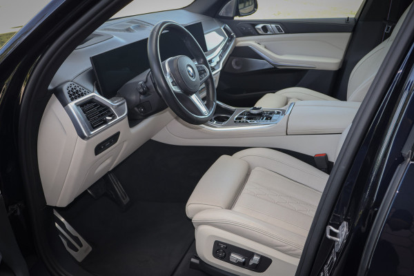 BMW X5 xDrive50e Launch Edition SKYLOUNGE | MASSAGE | STOELVERKOELING & VERWARMING | BOWERS & WILKINS | SFEERVERLICHTING | 360 CAMERA | CARPLAY | CARBON INTERIEUR | STUURVERWARMING |