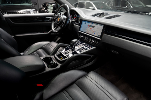 Porsche Cayenne Coupé 3.0 Pano Sportchrono 360 Luchtvering Leer Navi ACC 22'' LM velgen Memory seats Bose Stuurverwarming Elektr. bedienbare achterklep PDC LM velgen Stuurverwarming Stoelverwarming Zwarte binnenhemel Climate CarPlay