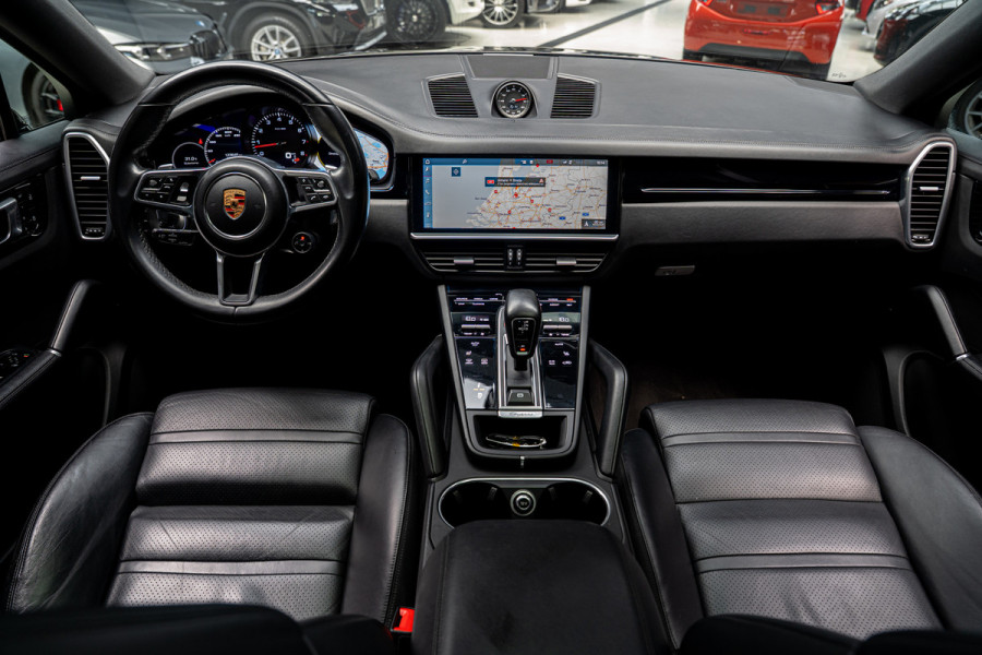 Porsche Cayenne Coupé 3.0 Pano Sportchrono 360 Luchtvering Leer Navi ACC 22'' LM velgen Memory seats Bose Stuurverwarming Elektr. bedienbare achterklep PDC LM velgen Stuurverwarming Stoelverwarming Zwarte binnenhemel Climate CarPlay