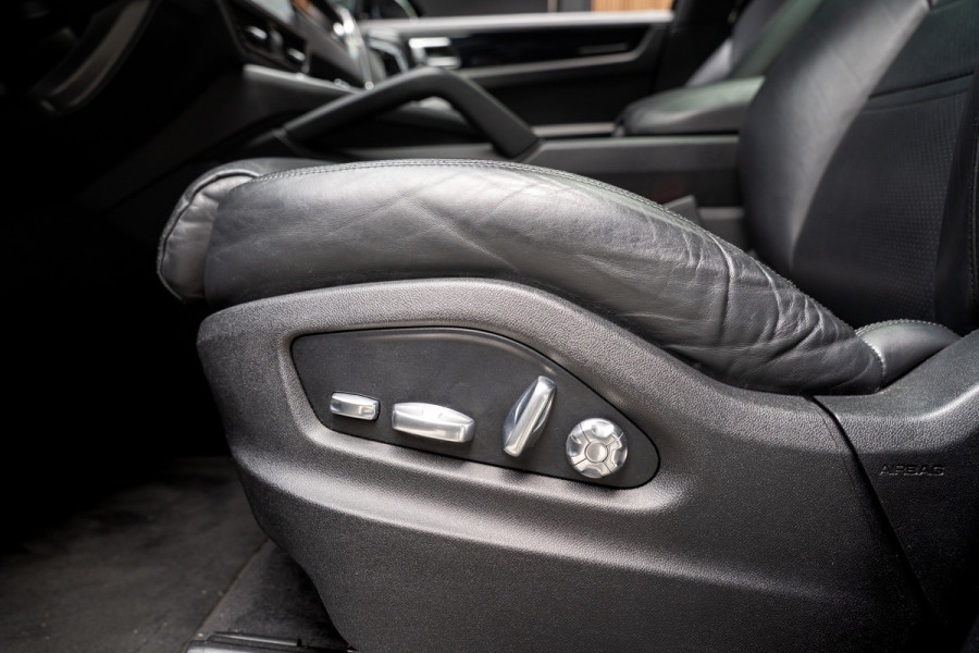 Porsche Cayenne Coupé 3.0 Pano Sportchrono 360 Luchtvering Leer Navi ACC 22'' LM velgen Memory seats Bose Stuurverwarming Elektr. bedienbare achterklep PDC LM velgen Stuurverwarming Stoelverwarming Zwarte binnenhemel Climate CarPlay