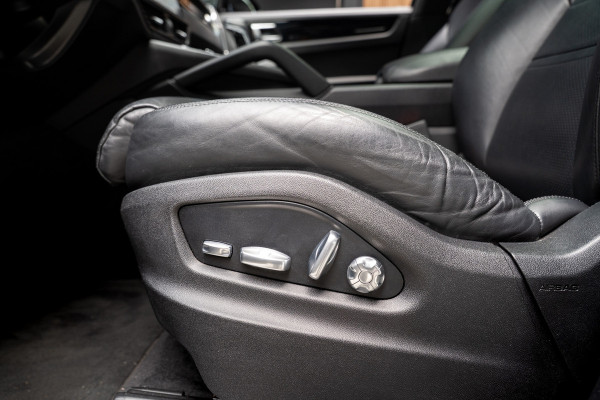 Porsche Cayenne Coupé 3.0 Pano Sportchrono 360 Luchtvering Leer Navi ACC 22'' LM velgen Memory seats Bose Stuurverwarming Elektr. bedienbare achterklep PDC LM velgen Stuurverwarming Stoelverwarming Zwarte binnenhemel Climate CarPlay
