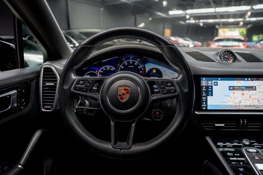 Porsche Cayenne Coupé 3.0 Pano Sportchrono 360 Luchtvering Leer Navi ACC 22'' LM velgen Memory seats Bose Stuurverwarming Elektr. bedienbare achterklep PDC LM velgen Stuurverwarming Stoelverwarming Zwarte binnenhemel Climate CarPlay