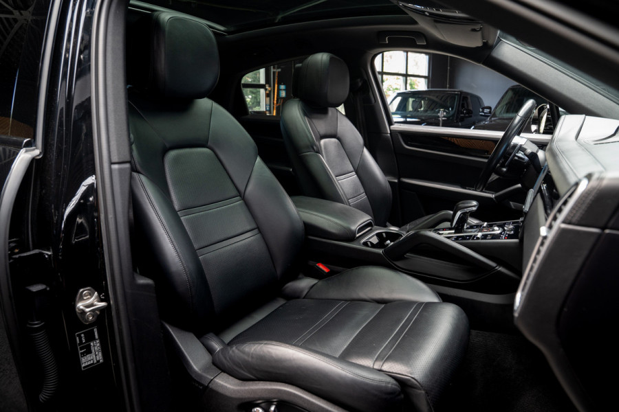Porsche Cayenne Coupé 3.0 Pano Sportchrono 360 Luchtvering Leer Navi ACC 22'' LM velgen Memory seats Bose Stuurverwarming Elektr. bedienbare achterklep PDC LM velgen Stuurverwarming Stoelverwarming Zwarte binnenhemel Climate CarPlay