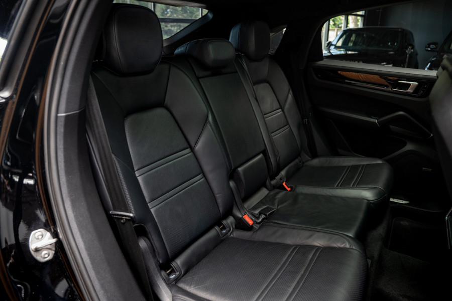 Porsche Cayenne Coupé 3.0 Pano Sportchrono 360 Luchtvering Leer Navi ACC 22'' LM velgen Memory seats Bose Stuurverwarming Elektr. bedienbare achterklep PDC LM velgen Stuurverwarming Stoelverwarming Zwarte binnenhemel Climate CarPlay